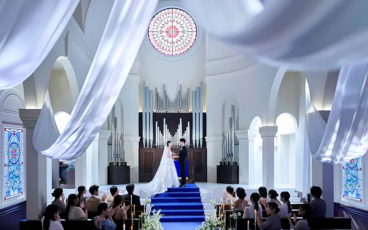 ロイヤルブルーの圧巻の大聖堂で家族の絆を確認できる挙式を