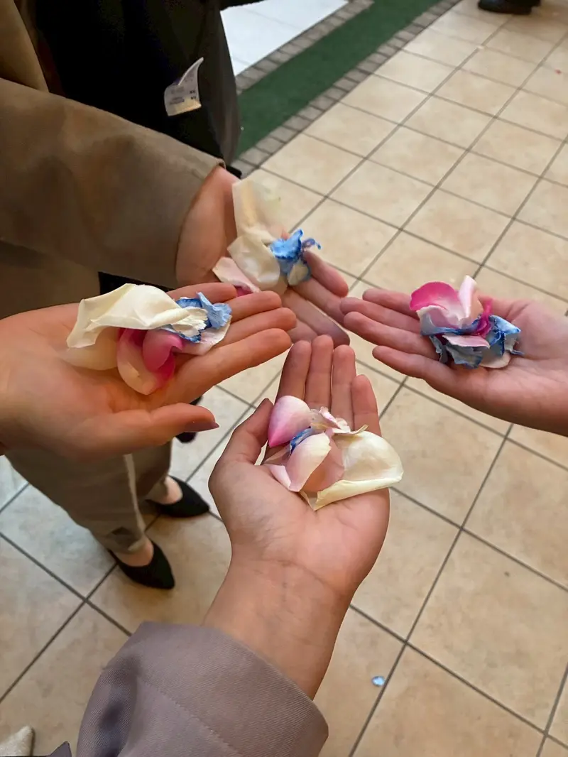 料理やお喋りを楽しみながらゆったり過ごす結婚式