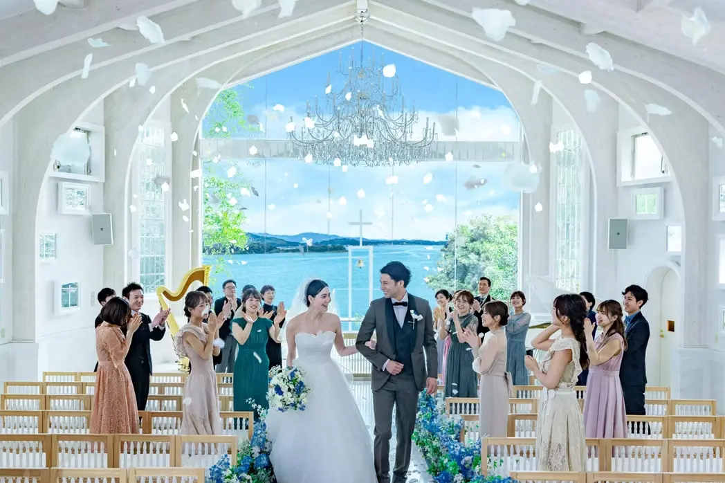 視界を遮るもののないパノラマビュー。青い空と湖に包まれる、開放感あふれる特別な一日を叶えます。