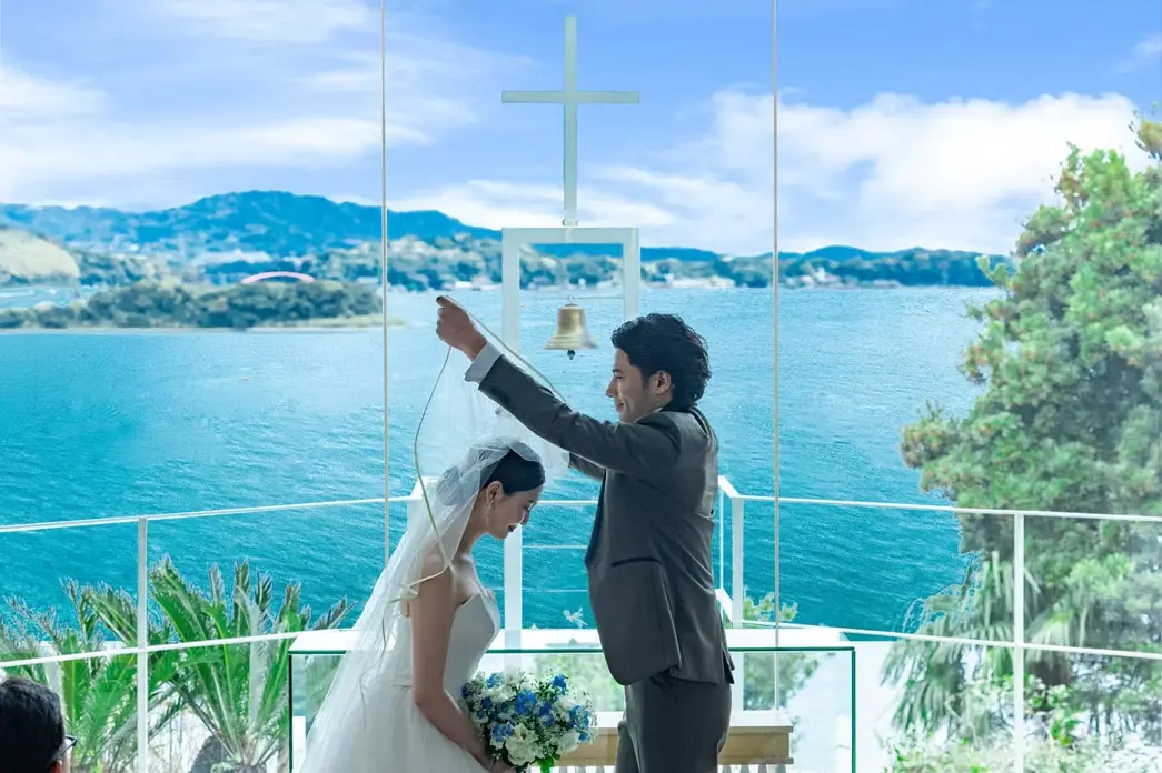 視界を遮るもののないパノラマビュー。青い空と湖に包まれる、開放感あふれる特別な一日を叶えます。