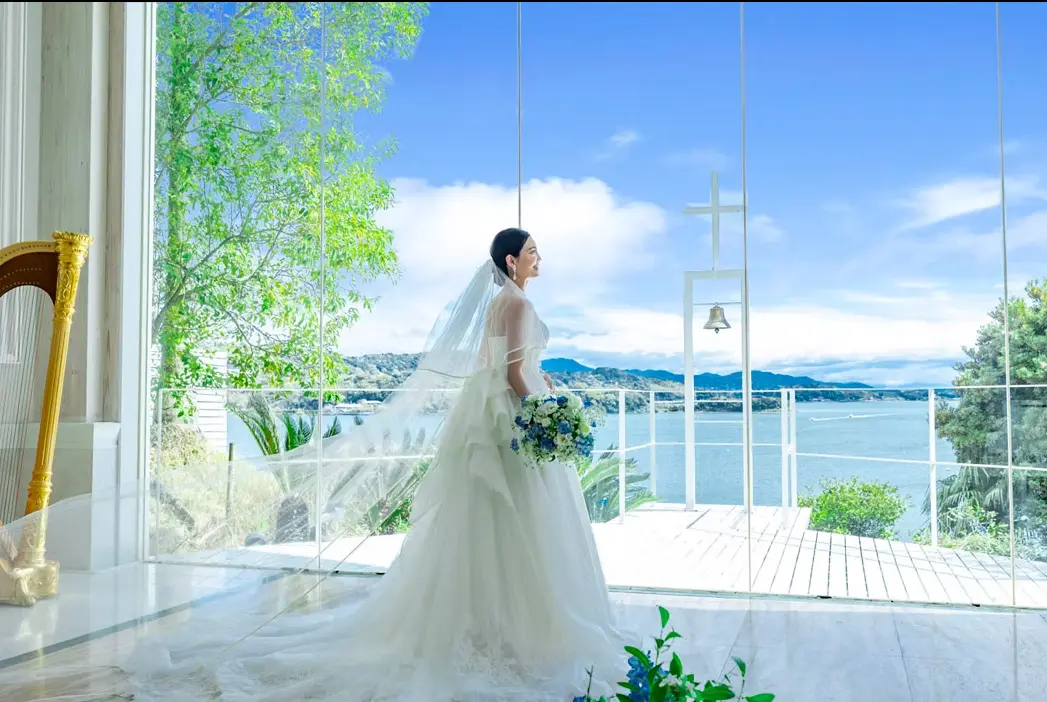 視界を遮るもののないパノラマビュー。青い空と湖に包まれる、開放感あふれる特別な一日を叶えます。