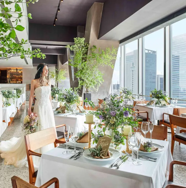 大丸東京13階を貸切。持ち込みや演出も自由に、お二人らしい個性が光る一日を最上階の開放感の中で。