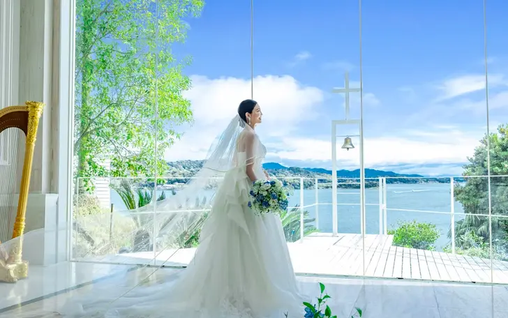【湖畔のチャペル】 祭壇越しに広がる水平線。自然光が降り注ぐ中、映画のワンシーンのような誓いを。
