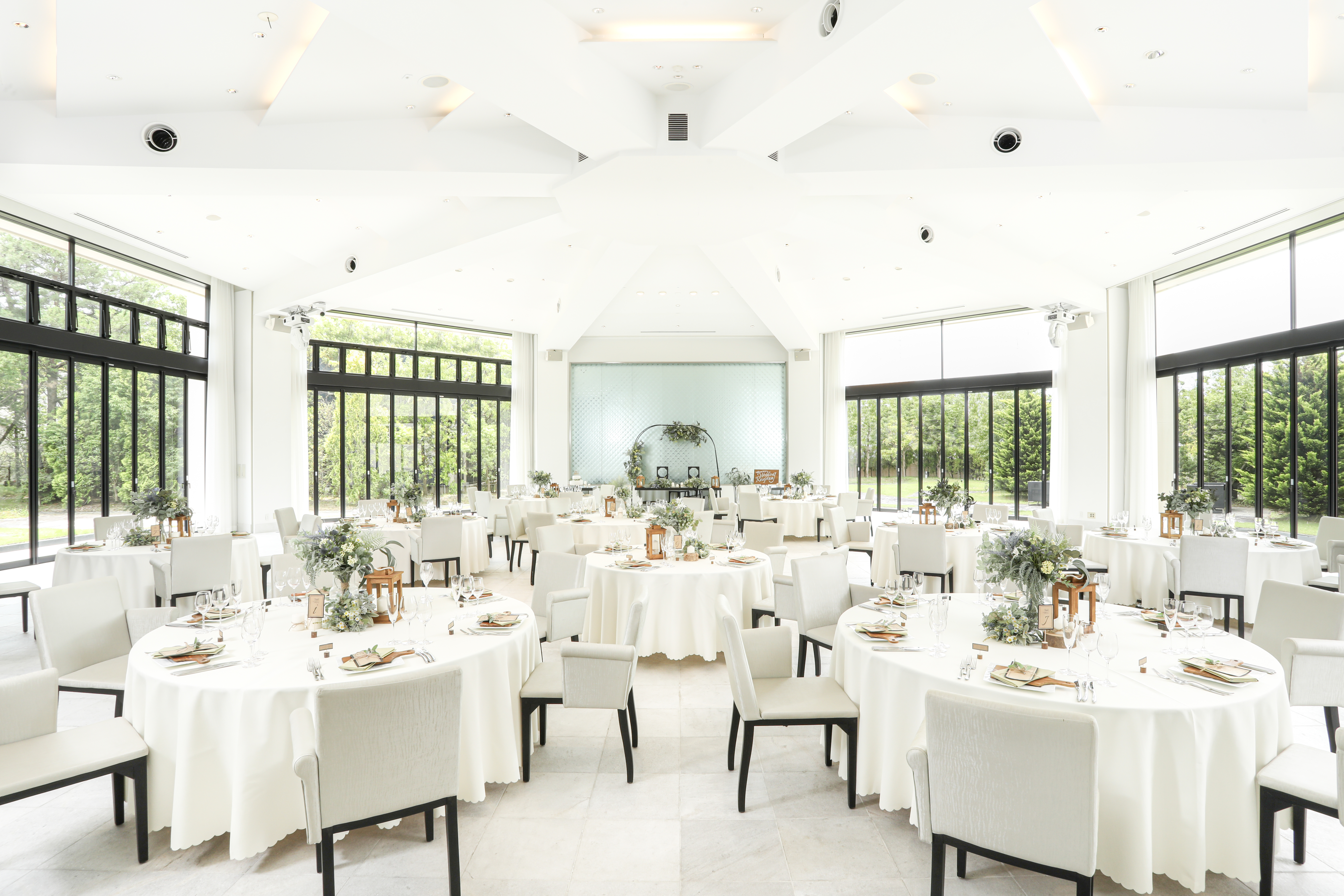 【県内初の正八角形の会場】圧巻の270度に及ぶ映像演出が魅力のTHE OCT（ディ・オクト）。