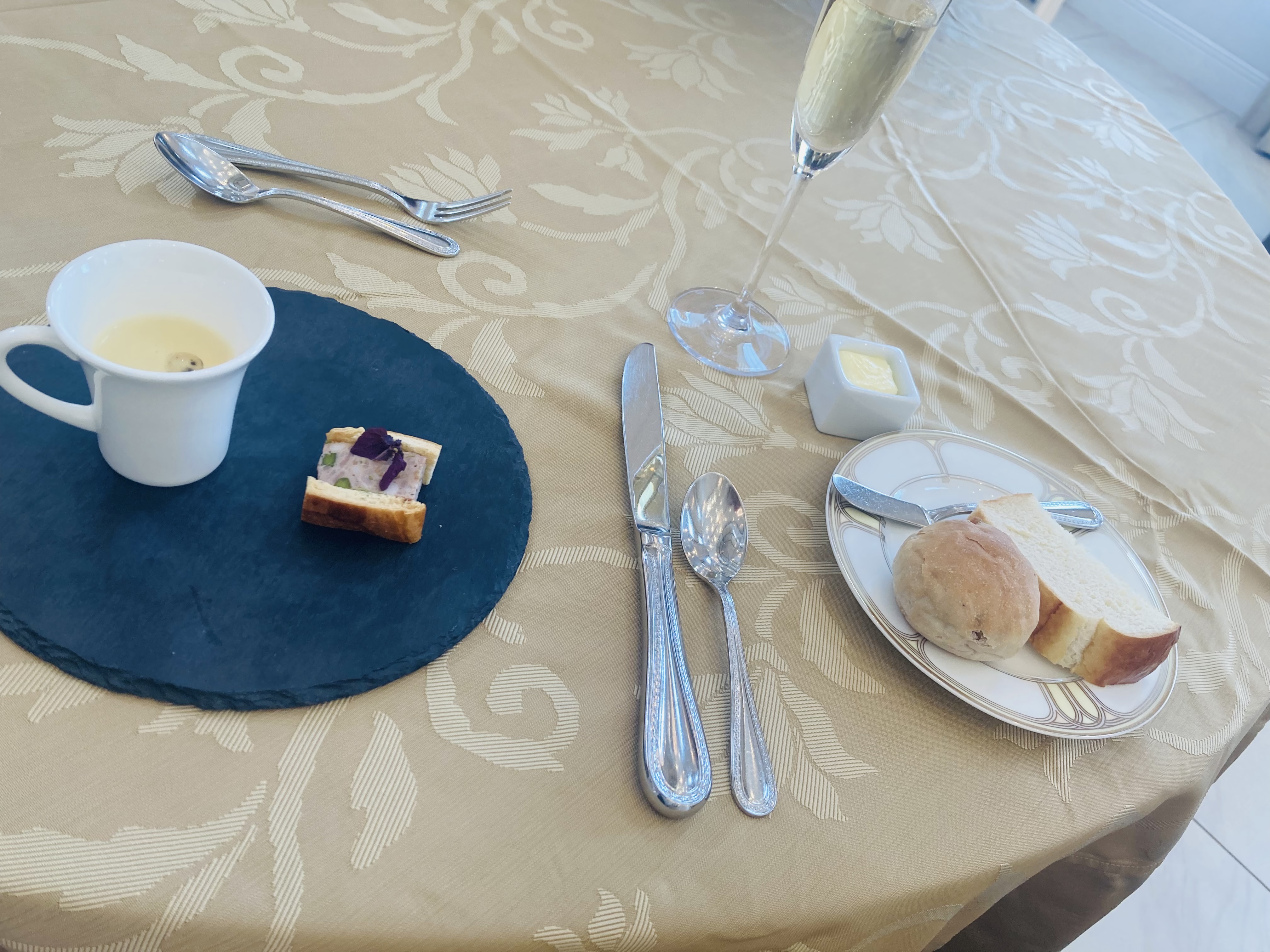 18 (アンウィット) Produced by Casa d' Angela