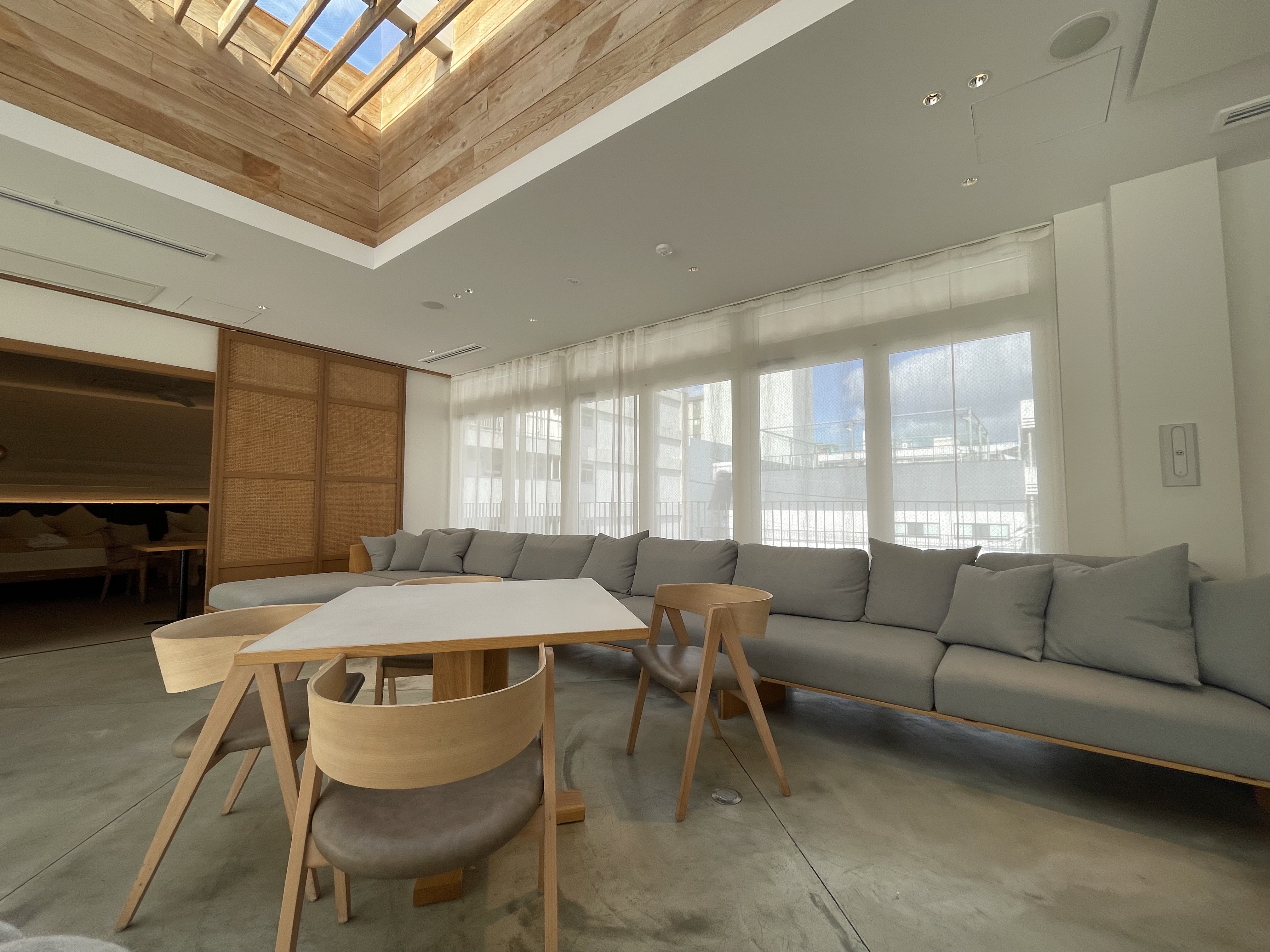 WEEKEND HOUSE