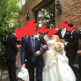 フラワーシャワーをしてます