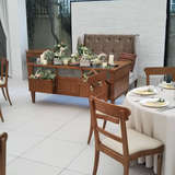 シンプルな新郎新婦席。