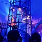 青に包まれる会場と螺旋階段