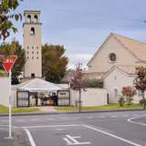 カリヨンと南フランス調の建物が映える