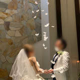 挙式会場では羽が落ちてくる演出があります