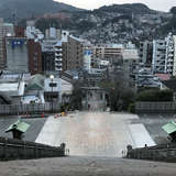 諏訪神社境内から長坂を臨む