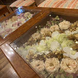 ゲスト待合スペースの机も花と一緒に飾れる