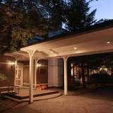 逢魔が時に美しさを増すエントランス