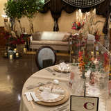 披露宴会場のソファー席とゲストテーブル