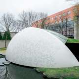 横の階段を降りて入ります。