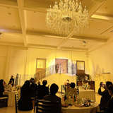 大きなシャンデリアと入場