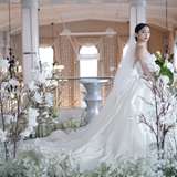 装花がドレスを囲んで華やかになります。