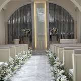 白が基調。中央のミラー飾りがおしゃれ。