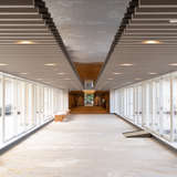 チャペル会場に向かう廊下