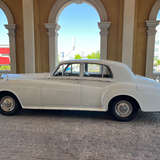 入り口付近に置かれたロールスロイスです