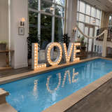 プールとLOVEのライトがかわいい