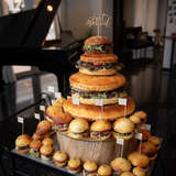 ウェディングケーキはハンバーガー