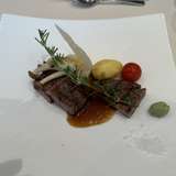 メイン料理のステーキ