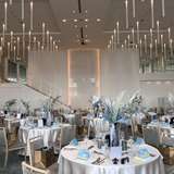 天井が高く、華やかな雰囲気です。