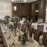 シックな雰囲気の披露宴会場