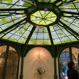 入り口のステンドグラスです。