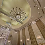 大きなシャンデリアに広い会場