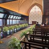 自然光が入るナチュラルな挙式会場