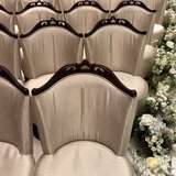 背もたれが丸く着物でも座りやすい席