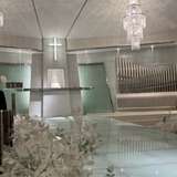 白基調でバージンロードが光るチャペル