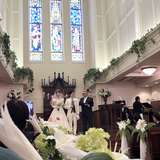 天井が高く、ステンドグラスが美しいです