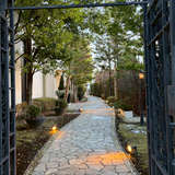 棟までの道。ここで写真も素敵かも。