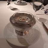 ドライアイスの演出つきの前菜です。