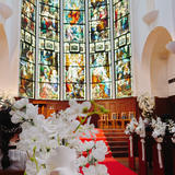 チャペルは天井高でステンドグラスも素敵！