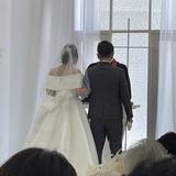 窓が大きく開放感のある挙式でした