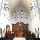 天井が高く、荘厳な雰囲気。