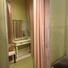 【衣装試着室】男女交代で試着します。