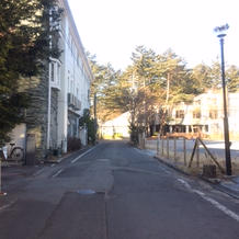 少人数用の会場へはこの道を通って行きます