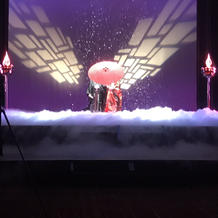 ステージから和装で入場