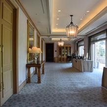 幸福の森とグレージュパレスの通路