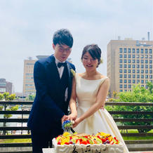 テラスでのケーキ入刀