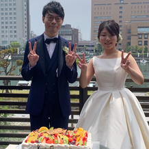 テラスでのケーキ入刀