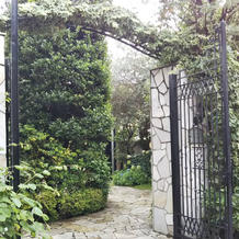 おとぎの世界の入り口のような門。