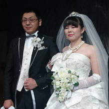 神田うのさんのドレスと桂由美さんのベール