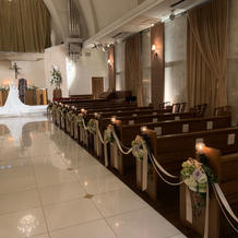 バージンロードの火の揺らめき